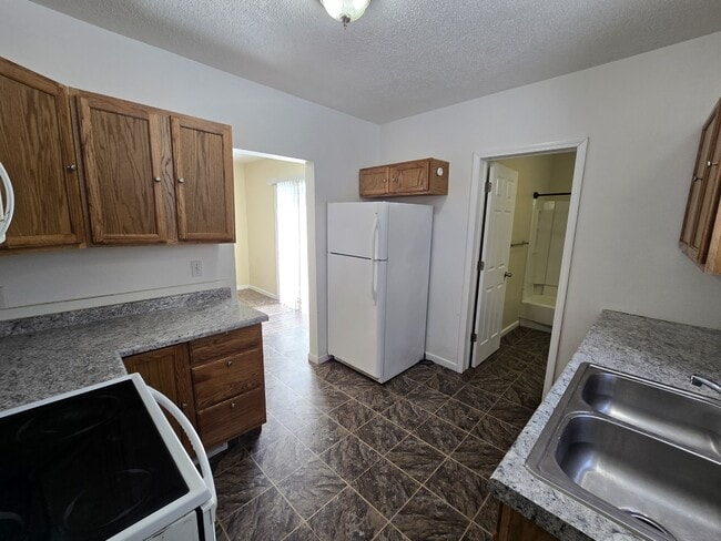 Building Photo - 330 Cottage St