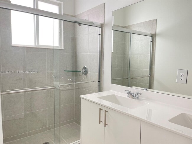 Building Photo - 1427 SE 7th Ter