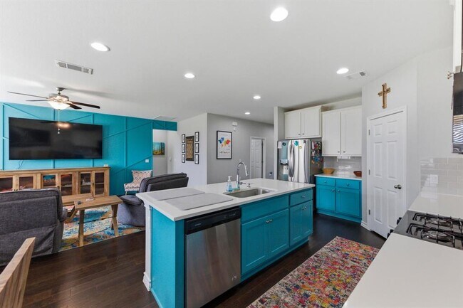 Building Photo - 2009 Los Olivios Wy