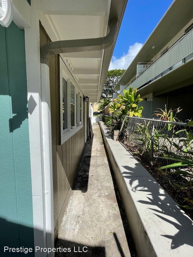 Building Photo - 4 br, 3 bath House - 217 N Kuakini Street