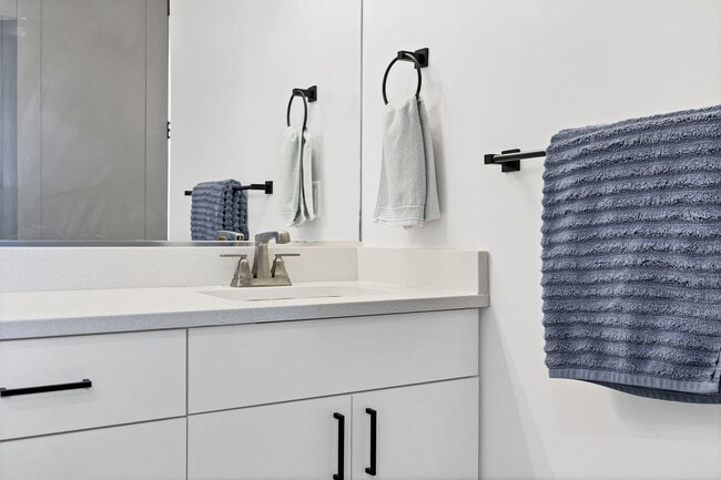 Building Photo - Lovely, Modern Townhome in Scenic Ivins