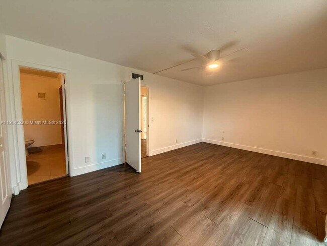 Building Photo - 23 N Valencia Dr