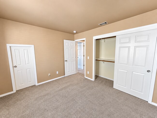Building Photo - 760 Lake Front Dr