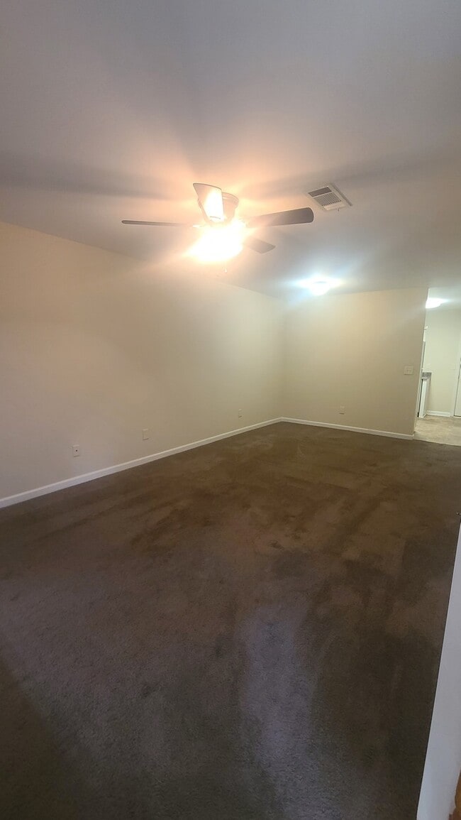 Building Photo - 2/1.5 End Unit Townhome close to downtown ...
