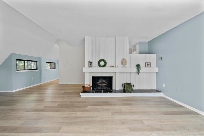 Building Photo - 43 Great Meadow Ln