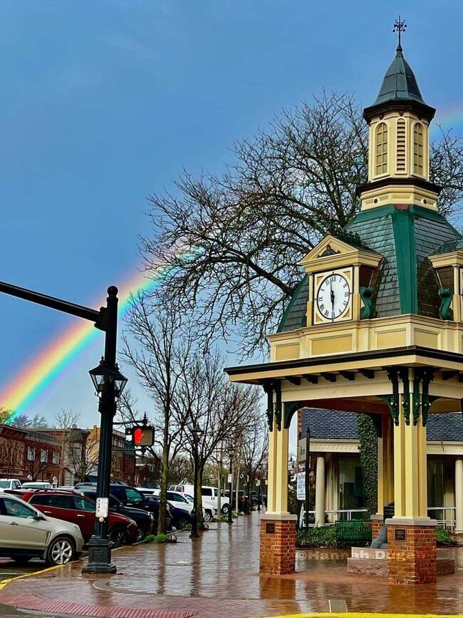 Building Photo - 2 Bedroom and 1.5 Bathroom Apartment in Beaver PA!