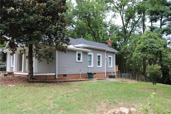 Building Photo - 613 Summit Ave