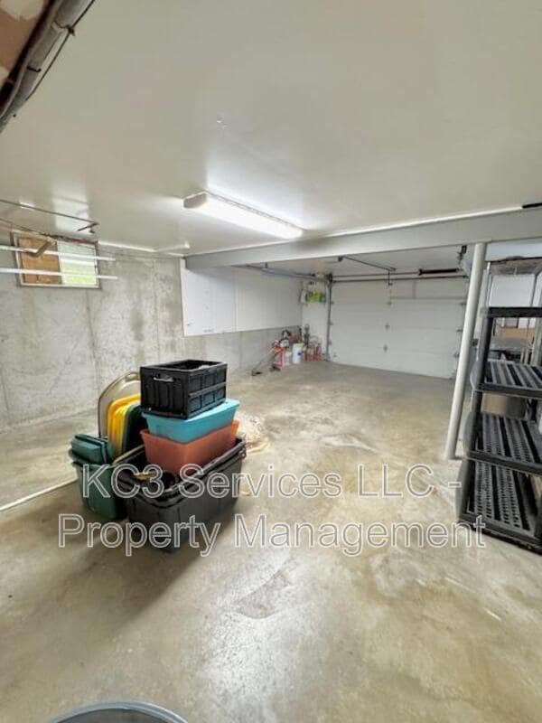 Building Photo - 615 E 101st Ter