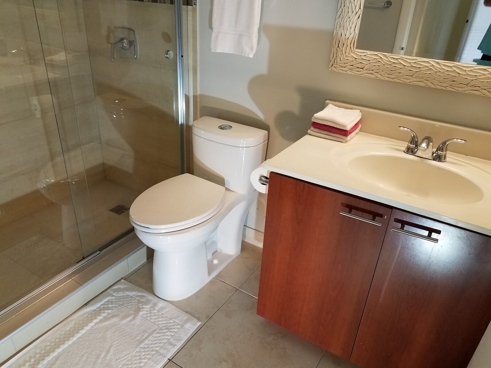 Upgraded open bathroom w/ great shower - 550 S Park Rd