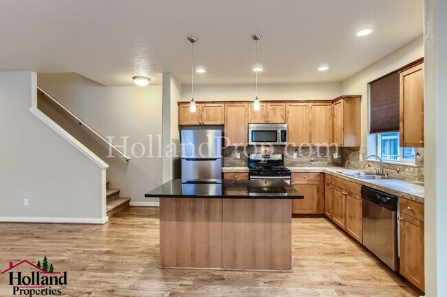 Building Photo - Beautiful Home With Balcony and Great Location! ** NEW PRICE $2,595 and REDUCED SECURITY DEPOSIT **