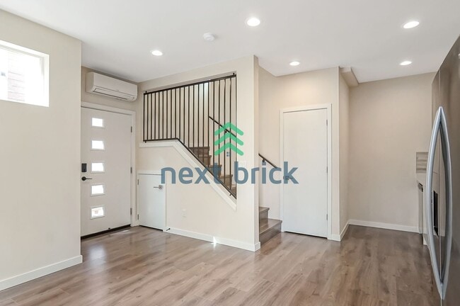 Building Photo - 2 BED & 2 BATH TOWNHOME FOR RENT