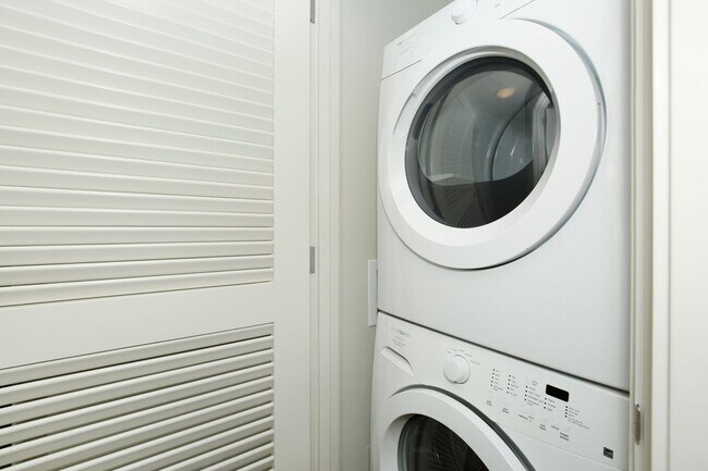 Building Photo - Luxurious Convenience in the Heart of Honolulu - Waihonua 2904