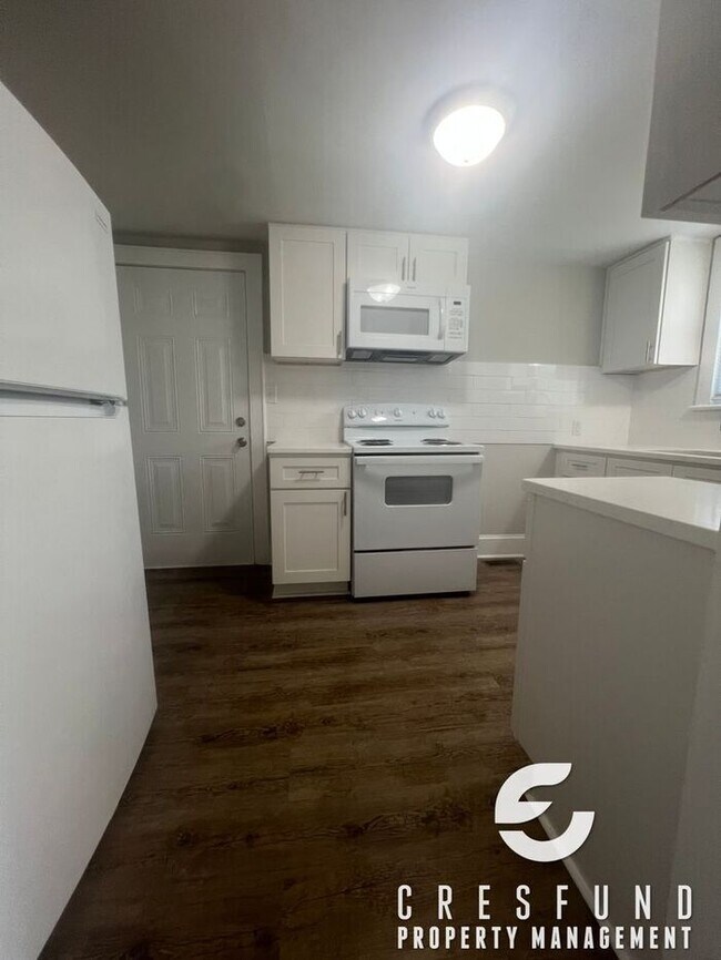 Building Photo - 3 Bedroom, 1 Bath with Fresh and Modernize...
