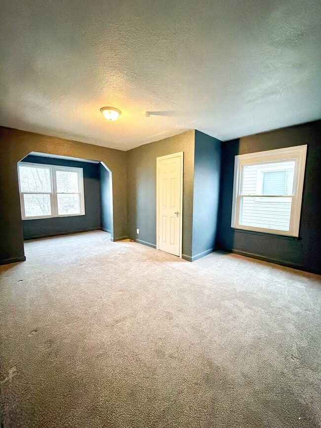 Building Photo - 14011 Roselawn St