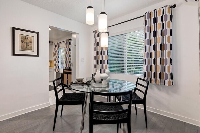 Building Photo - 1035 N Sierra Bonita Ave