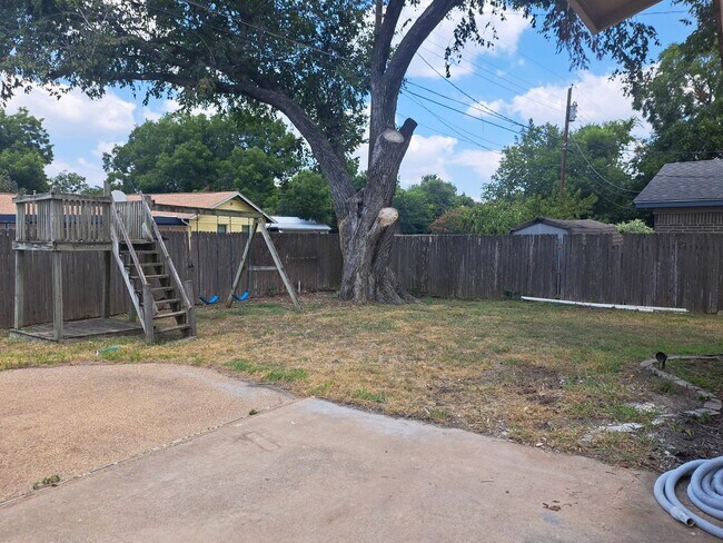 Building Photo - Spacious 3 bedroom 2 bath home w/ swimming...