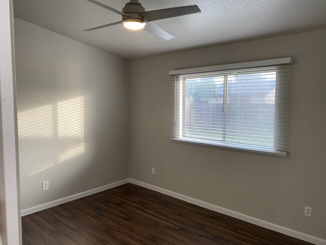 Building Photo - 3824 Hollywood Dr