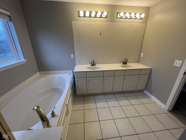 Building Photo - 344 W Columbine Ln