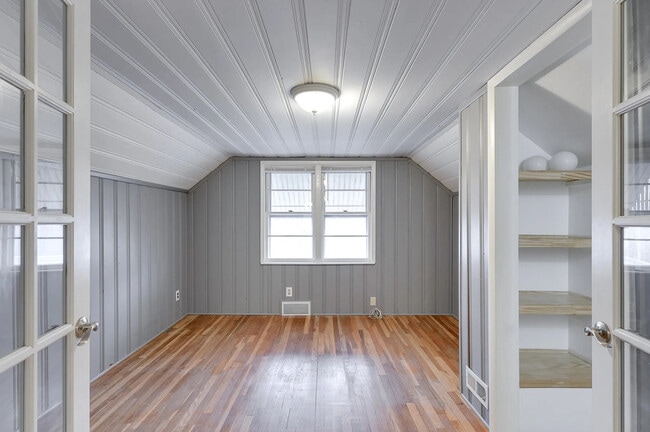 Building Photo - Maple Street