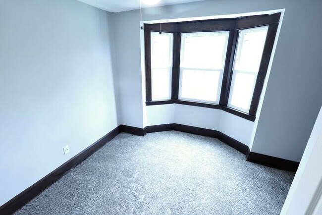 Building Photo - 1598 Pilgrim St