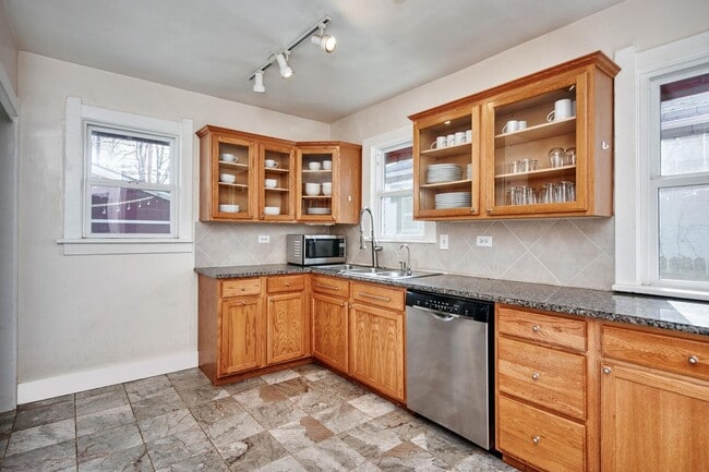 Building Photo - Long Realty & Property Management - Lovely Park Hill Home