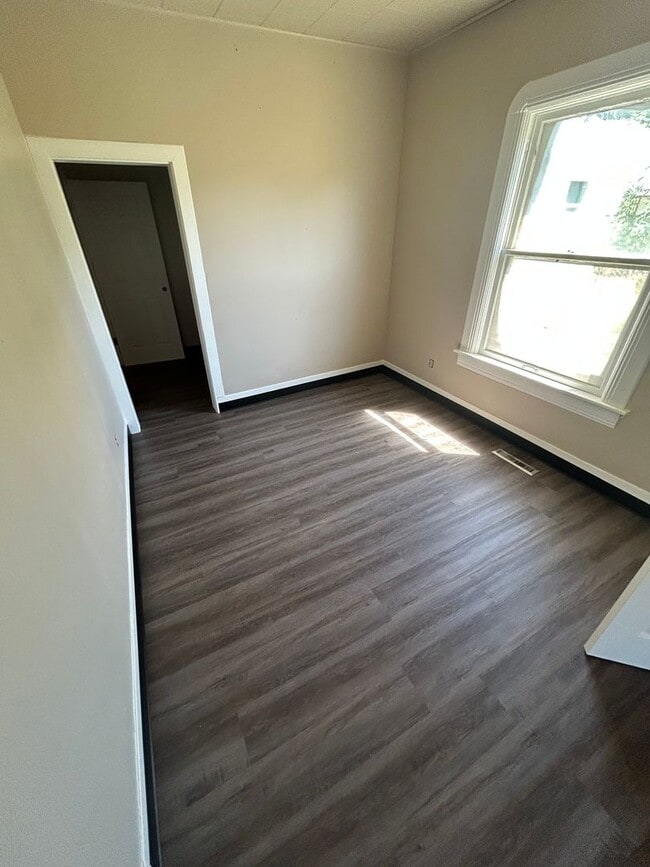 Building Photo - Beautifully renovated 3bedroom/2 bath house. 1/2 off 1st month's rent!