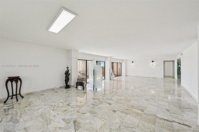 Building Photo - 1800 NE 114th St