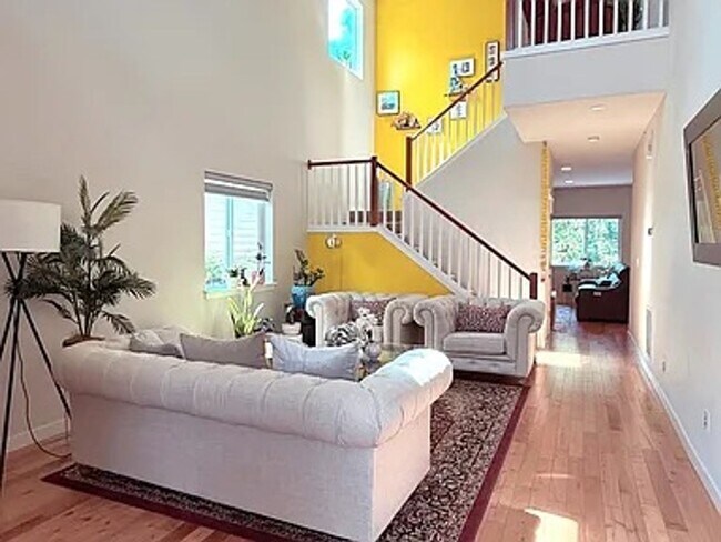 Building Photo - Available Now – 4 bed 2.5 bath Sq Ft Woodr...
