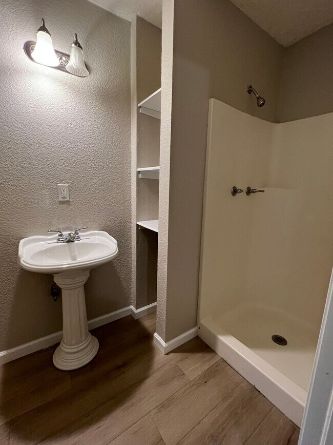 Building Photo - 4203 SE Dorchester- Available now!