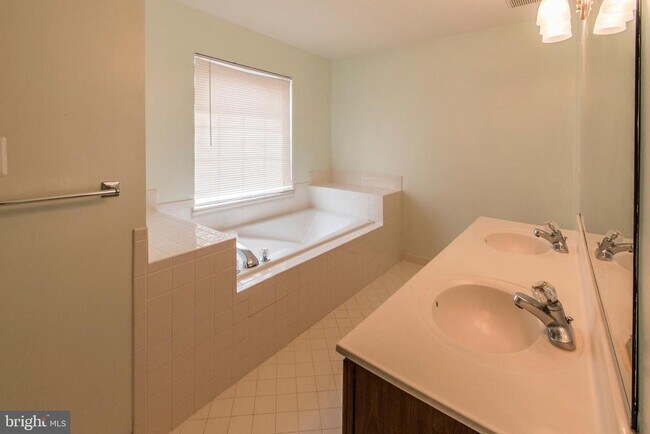 Building Photo - 117 Longpoint Way