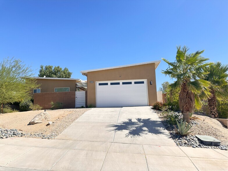 Building Photo - 13938 Avenida La Vis