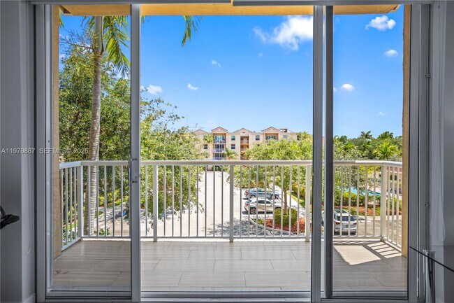 Building Photo - 529 E Sheridan St