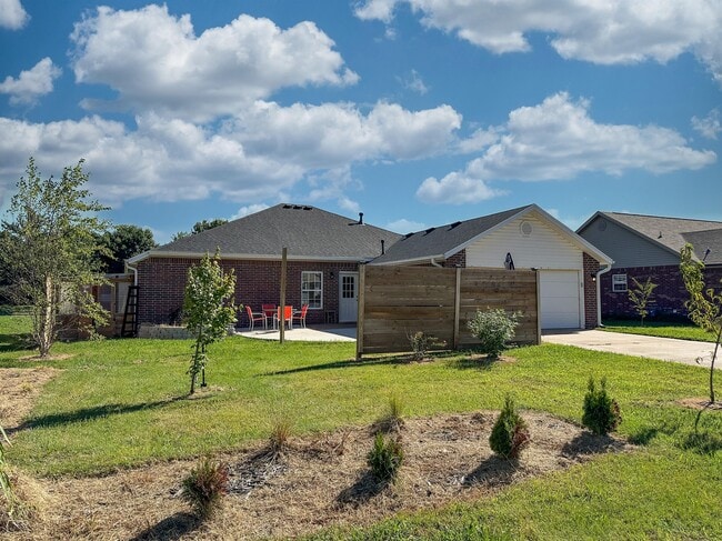 Building Photo - 691 N Meadowlands Dr