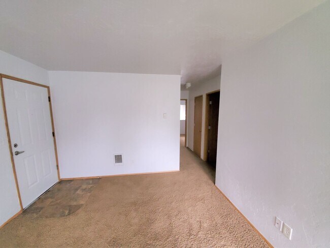 Building Photo - One Bedroom, One Bath - Special $1275.00 and Second Month Free!