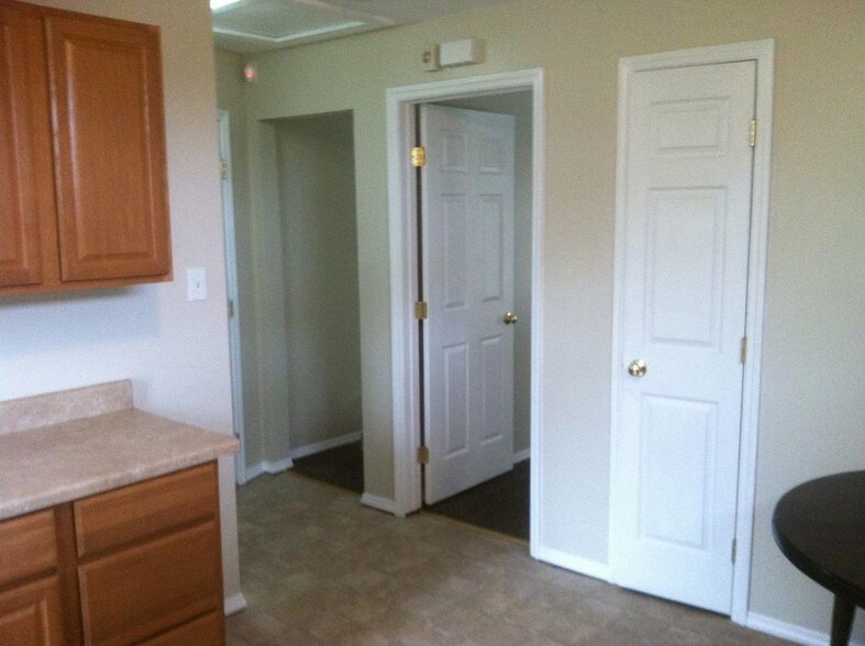 Building Photo - 302 S 2nd St