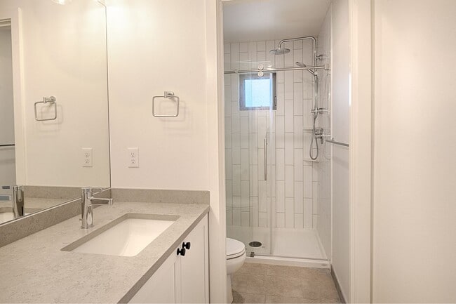 Building Photo - Impeccable Designer Townhome