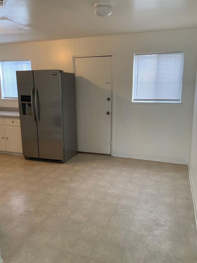 Building Photo - 422 C St