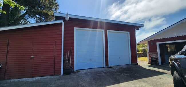 Building Photo - Custom House in McKinleyville with a View!