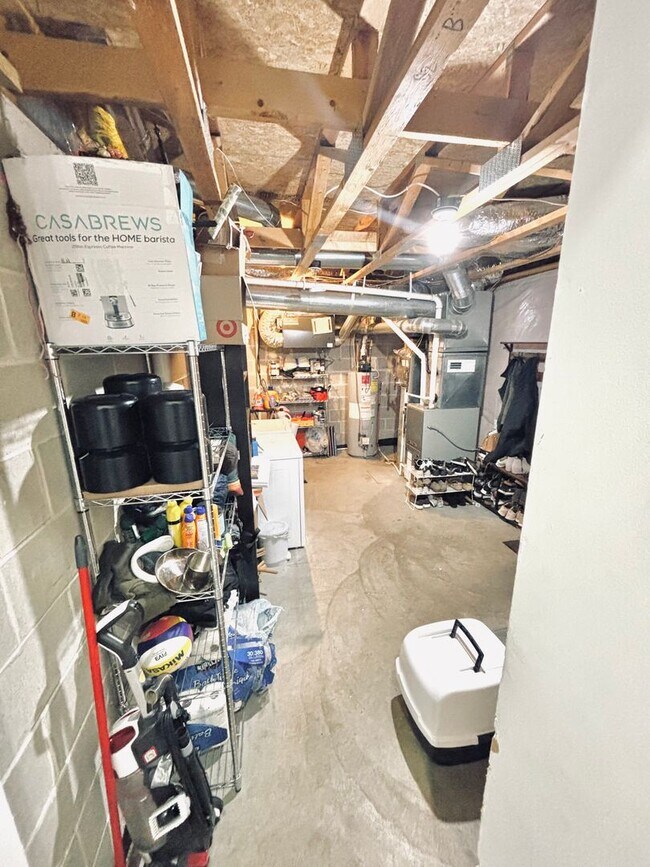 Building Photo - Updated 3bed 3bath End Unit Townhome w’Great Views