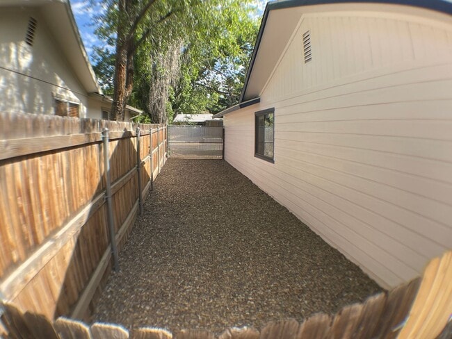 Building Photo - 3 Bedroom Home in Smokerise | Single-Level Living + Natural Light