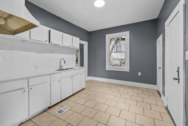 Building Photo - 963 3rd St W