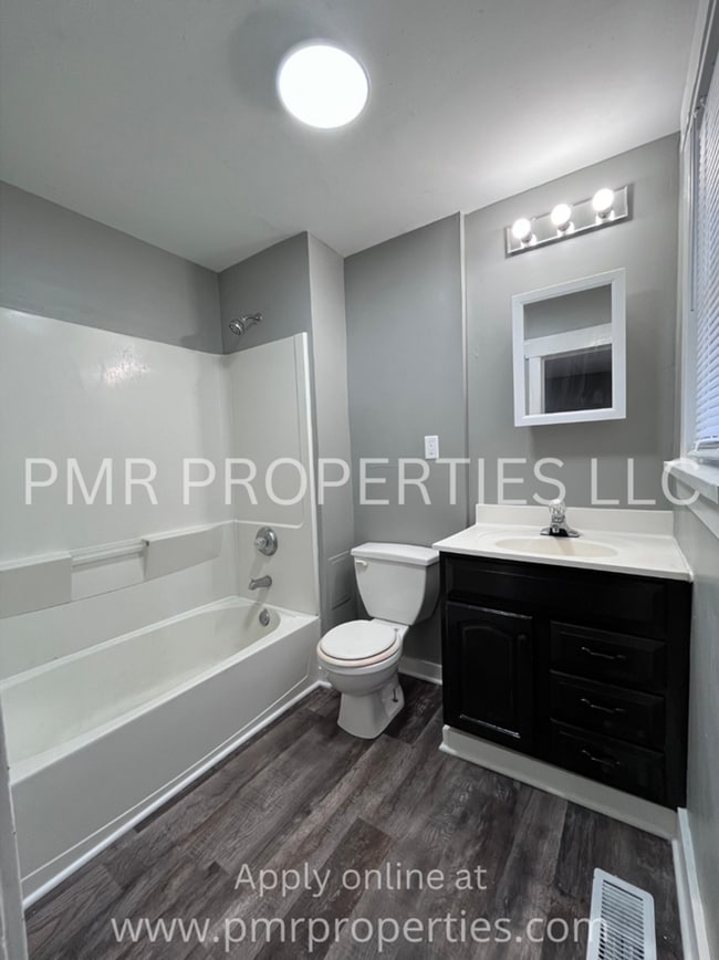 Building Photo - 2 Bedrooms / 1 Bathroom House
