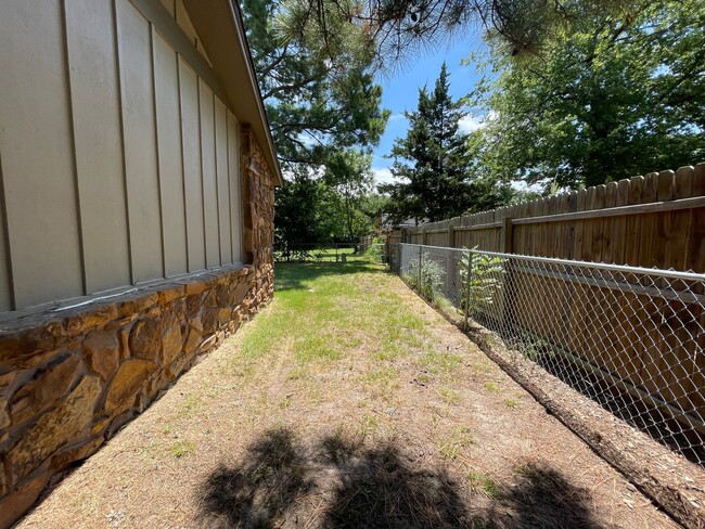 Building Photo - Move in ready! 3 bedrooms and 2 baths