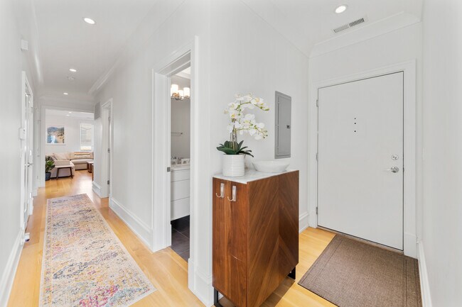 Building Photo - 736 W Melrose St