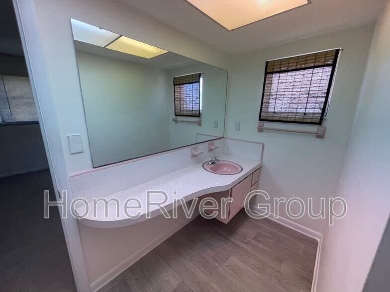 Building Photo - 1433 Covington Cir W