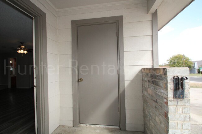 Building Photo - Move-In Today!