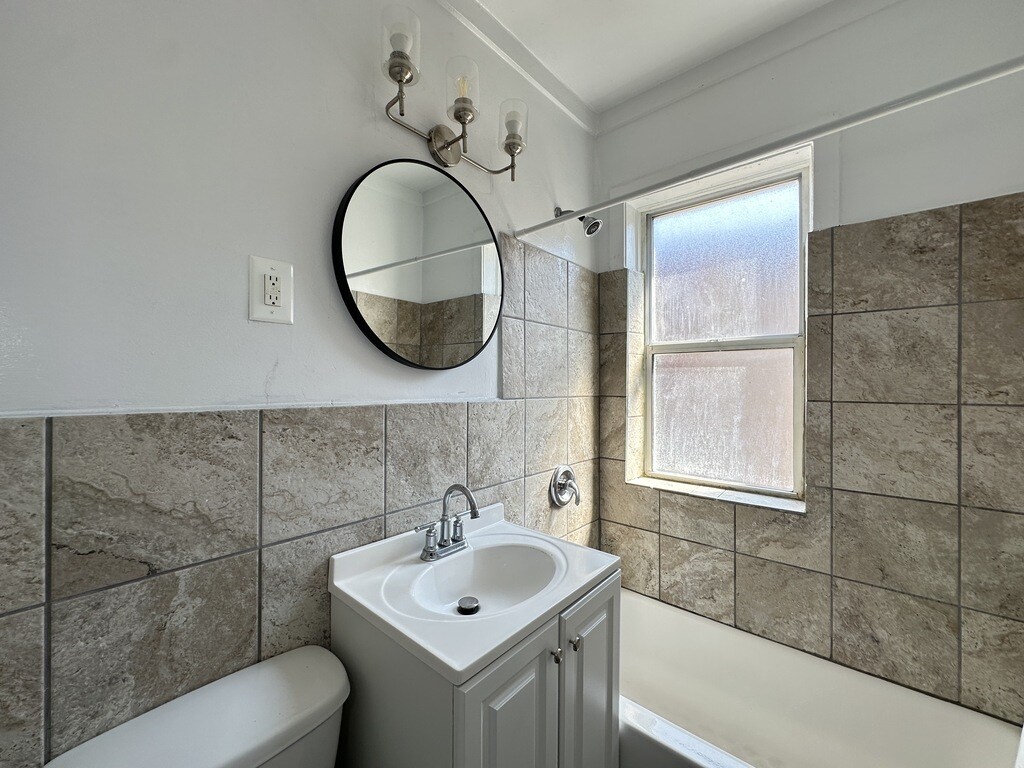 Building Photo - 5662 N Ridge Ave