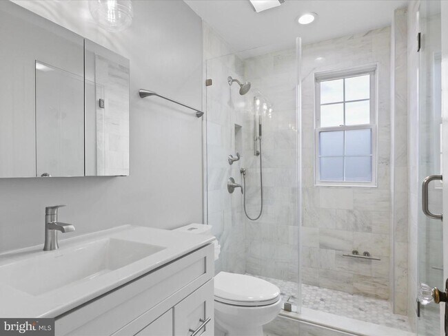 Building Photo - 808 S Oak St