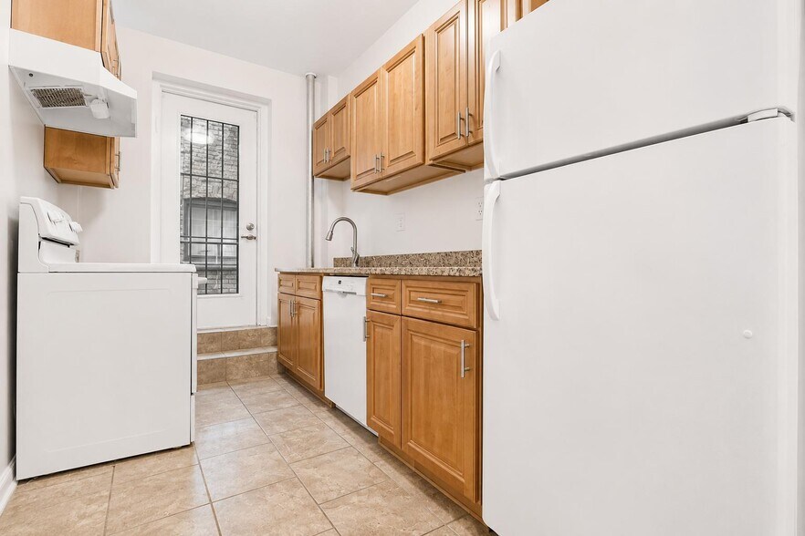 Building Photo - 77 W 104th St
