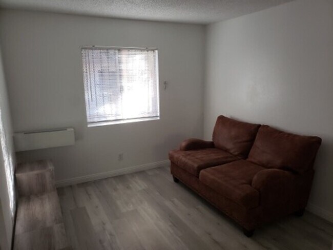 Building Photo - 1 Bedroom 1 Bath   Tropciana & Eastern Area